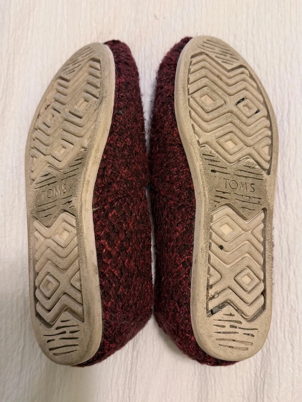 TOMS Women's size 8 Maroon Knit Slip-On with Label